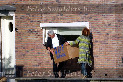 Vinkeveen 9 november 2003
Rachel Hazes en haar vader aan het verhuizen op buitenborgh