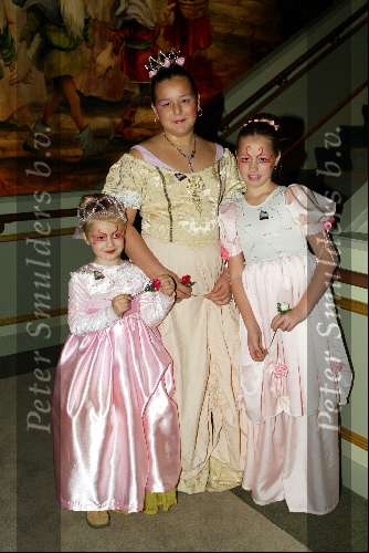 Kaatsheuvel 7 november 2003
premiere doornroosje in dce efteling
Kinderen van Raymond v Barneveld