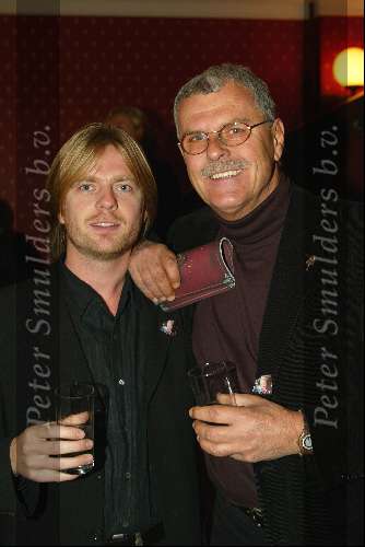 Kaatsheuvel 7 november 2003
premiere doornroosje in dce efteling
Robert Long met vriend