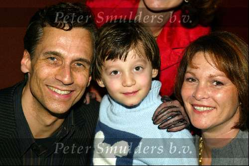 Amstelveen 26 november 2003
Presentatie boek Robert Schoemacher bij Special Sports.
Robert Schoemacher met zijn zoontje Moos en vrouw