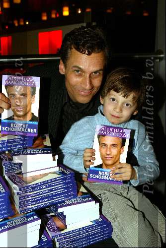 Amstelveen 26 november 2003
Presentatie boek Robert Schoemacher bij Special Sports.
Robert Schoemacher met zijn zoontje Moos