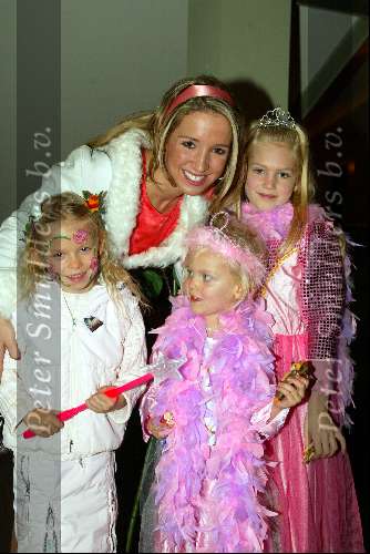Kaatsheuvel 7 november 2003
Premiere doornroosje in dce efteling
k3 met dochter rosanna lima en  romy borsato