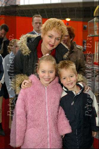 Amsterdam 16 november 2003
Premiere Pipo de clown in het pathe arena theater
Vrouw van Ron Boszhard met hun kinderen