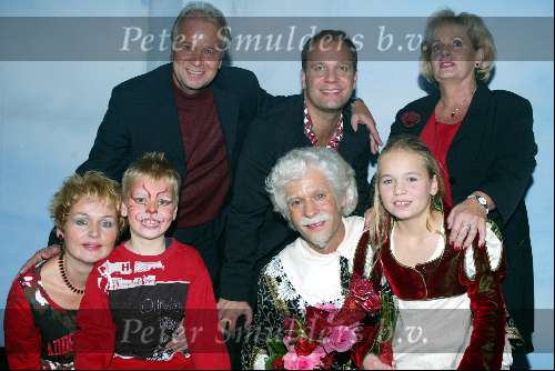 Kaatsheuvel 7 november 2003
Premiere doornroosje in de efteling
Ron Boszhard met Carlo Boszhard en dochtertje en ouders