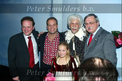 Kaatsheuvel 7 november 2003
Premiere doornroosje in de efteling
Ron Boszhard met vrouw en kinderen en Carlo Boszhard met ouders