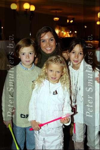Kaatsheuvel 7 november 2003
Premiere doornroosje in dce efteling
Rosanna Lima met kinderen