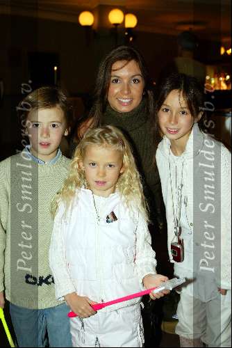 Kaatsheuvel 7 november 2003
premiere doornroosje in dce efteling
Rosanna Lima met kinderen