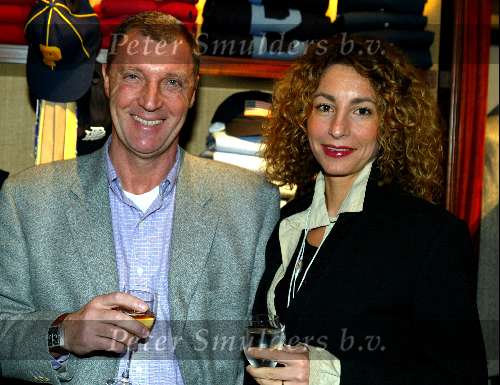 Amsterdam 27 november 2003.
Ralph Lauren Winkel op PC Hooftstraat 1 jarig bestaan.
Ruud Krol met zijn vrouw.