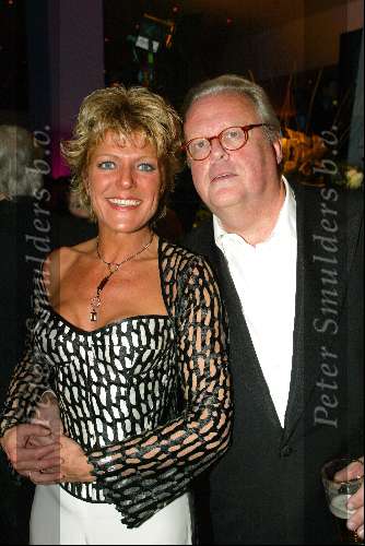 Utrecht 9 november 2003
Premiere Mama Mia in Utrec ht
Simone Kleinsma en Guus Verstraete met glaasje bier