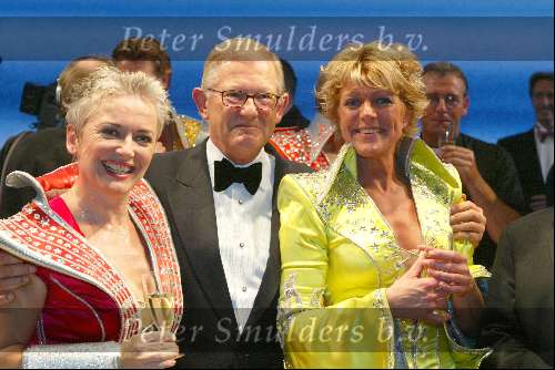 Utrecht 9 november 2003
Premiere Mama Mia in Utrec ht
Simone Kleinsma en Doris Baaten met Pieter v Vollenhoven