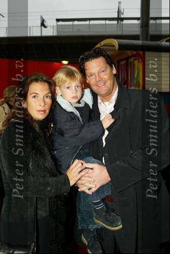 Amsterdam 16 november 2003
Premiere Pipo de clown in het pathe arena theater
Suzanne Blokhuis met vriend en zoontje