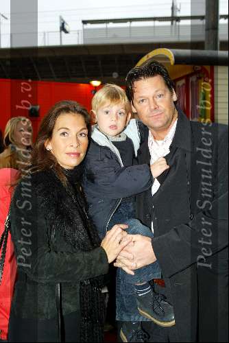 Amsterdam 16 november 2003
Premiere Pipo de clown in het pathe arena theater
Suzanne Blokhuis met vriend en zoontje