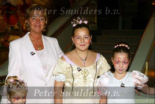 Kaatsheuvel 7 november 2003
premiere doornroosje in dce efteling
Sylvia v Barneveld met kinderen