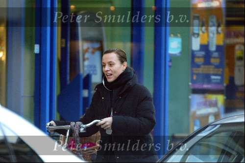 Amsterdam 6 november 2003
Trijntje Oosterhuis met gsm en fiets