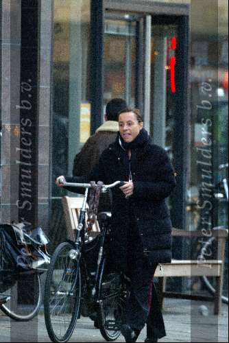 Amsterdam 6 november 2003
Trijntje Oosterhuis met gsm en fiets