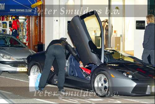 Amsterdam 8 november 2003
Winston Bogarde in Lambourgini op pc hooftstraat