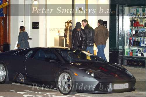 Amsterdam 8 november 2003
Winston Bogarde in Lambourgini op pc hooftstraat