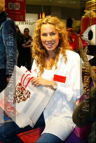 Amsterdam 29 november 2003
Bekende Nederlanders verkopen plastic tassen t.b.v. het aidsfonds.
Yorinde Mol
