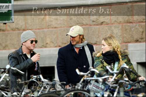 Amsterdam 8 november 2003
Guusje Nederhorst, Johnny de Mol en Chris Zegers wandelen met kinderwagen