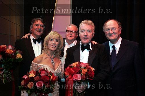 Amsterdam 26 november 2004
Premiere Andre v Duin in Carre
Andre v Duin Joke Bruijs Ron Brandsteder Joop v d Ende en Guus Verstraete