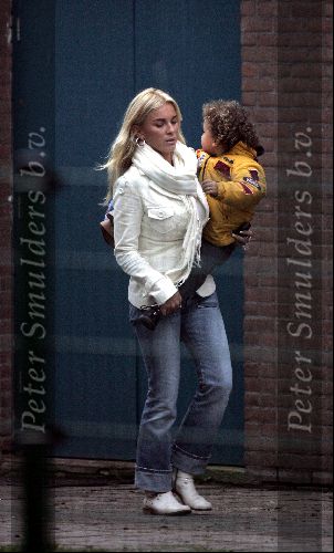 Amsterdam 3 november 2004
Angela Kluivert bij voetballen zoons. Angela samen met Ruben Kluiveert