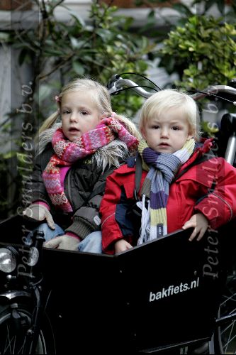 Amsterdam 27 november 2004
Prins Maurits Prinses Marilene met Anna en Lucas op bakfiets.