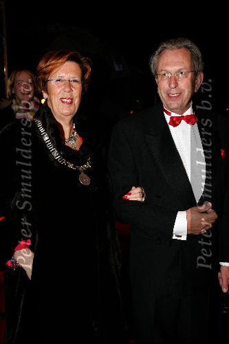 Almere 12 november 2004
Premiere Incredibles in nieuwe bioscoop Almere.
Annemarie Jorritsma met burgermeesters ketting en man