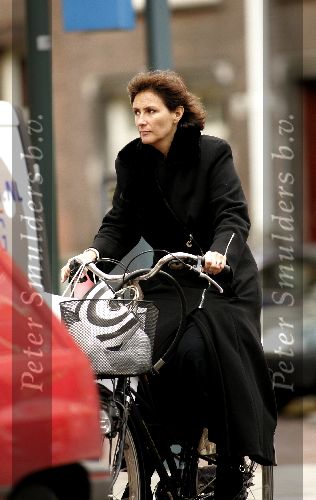 Amsterdam 23 november 2004
Astrid Joosten op fiets op de cornelis schuytstraat