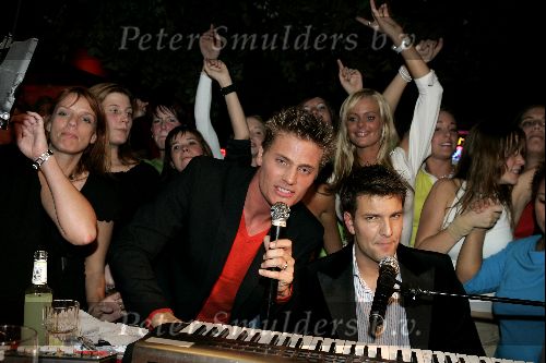 Scheveningen 28 november 2004
Opname videoclip Winston Post en Bas Muijs in de crazy piano\'s.