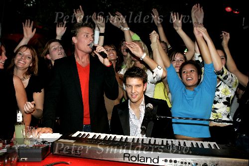 Scheveningen 28 november 2004
Opname videoclip Winston Post en Bas Muijs in de crazy piano\'s.