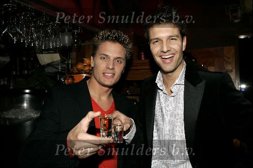 Scheveningen 28 november 2004
Opname videoclip Winston Post en Bas Muijs in de crazy piano\'s.