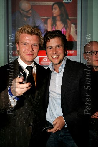 Amsterdam 18 november 2004
Presentatie 2goTV (vodafone) in de Kroon.
Bastiaan Ragas en Winston Gerschtanowitz met gsm