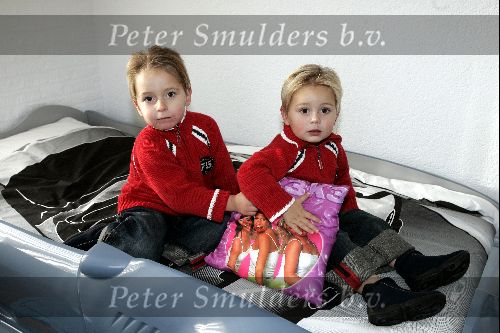 Fijnaart 25 november 2004
Kinderen van Frans Bauer,Jan Bauer en Christian Bauer op bed met kussen van k3