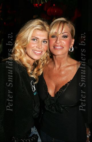 Amsterdam 27 oktober 2004
Presentatie boek van Leco v Zaelhoff.
Estelle Gullit en Connie Breukhoven