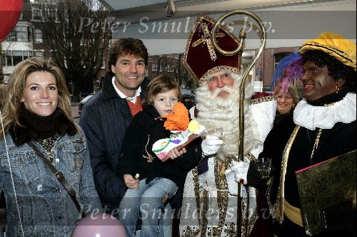 Amsterdam 27 november 2004
Sinterklaas op de cornelis schuytstraat.
Reinout Oerlemans met Tijmen en Danielle Overgaag