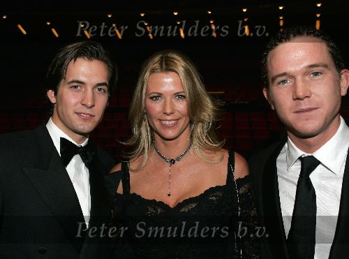 Eindhoven 21 november 2004
Premiere Hello Dolly in schouwburg Eindhoven.
Johnny de Mol jr  met staart met Kai lerby en Danielle van t Schip
Peter Smulders bv