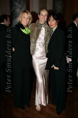 Arnhem 19 november 2004
Gala van de Ronnie Tober Foundation.
Dorien Ouborg Anouk Voorveld en Suzanne Frequin