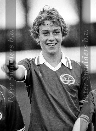 Edwin Smulders in aktie voor PSV TOP B Jeugd tegen Fretin (Frankrijk ) 3 april 1983



PETER SMULDERS BV