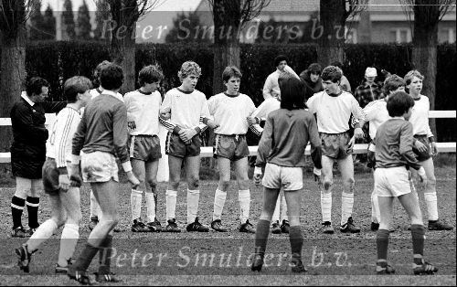 Edwin Smulders in aktie voor PSV TOP B Jeugd tegen Fretin (Frankrijk ) 3 april 1983
En Erwin Dekker