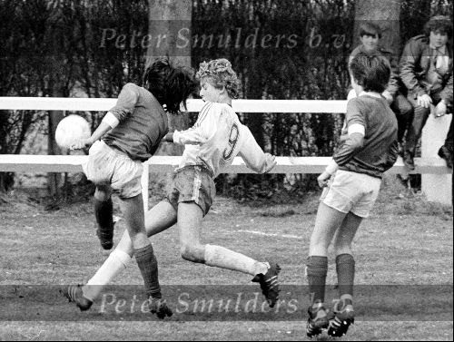 Edwin Smulders in aktie voor PSV TOP B Jeugd tegen Fretin (Frankrijk ) 3 april 1983