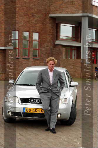 Amsterdam 11 juni 2002

Edwin Smulders met zilver grijze audi a6


Peter Smulders bv