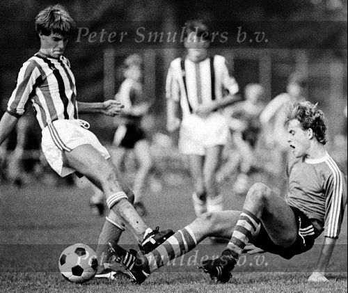 Edwin Smulders in aktie voor PSV TOP B Jeugd tegen Wilhelmina Boys