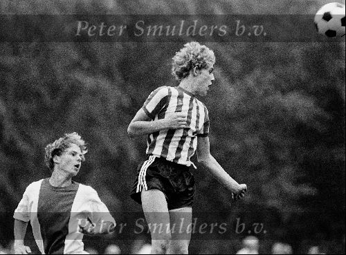 Edwin Smulders in aktie voor PSV-B in 1984 links op de foto Ronald de Boer.