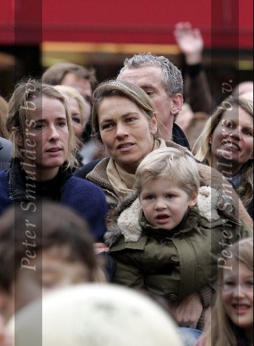 Amsterdam 27 november 2004
Sinterklaas op de cornelis schuytstraat.
Elisabeth Fabius met zoontje. 
Ex vriendin Prins Maurits en Prins Friso