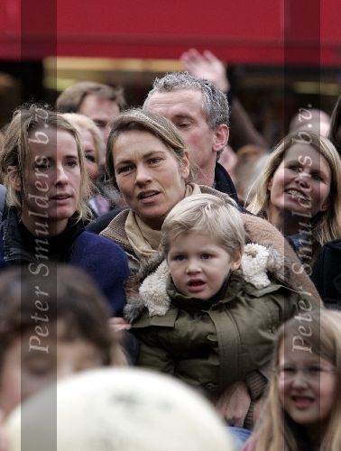 Amsterdam 27 november 2004
Sinterklaas op de cornelis schuytstraat.
Elisabeth Fabius met zoontje. 
Ex vriendin Prins Maurits en Prins Friso