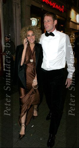 Amsterdam 8 november 2004
Premiere Bridget Jones  in tuschinski.
Fajah Lourens met gsm en vriend