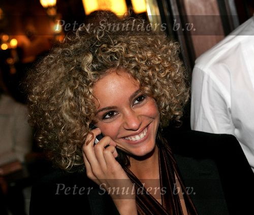 Amsterdam 8 november 2004
Premiere Bridget Jones  in tuschinski.
Fajah Lourens met gsm