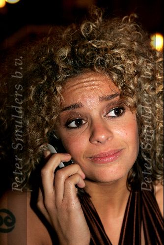 Amsterdam 8 november 2004
Premiere Bridget Jones  in tuschinski.
Fajah Lourens met gsm