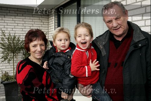 Fijnaart 25 november 2004
Frans Bauer en familie opnames met Sinterklaas en Kamelen.    Christian en Jan met ouders Frans Bauer