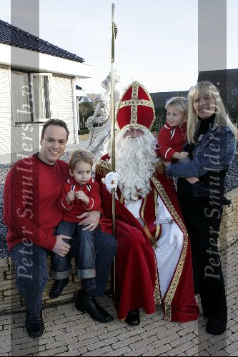 Fijnaart 25 november 2004
Frans Bauer zijn zwangere vrouw Mariska Bauer
en Sinterklaas